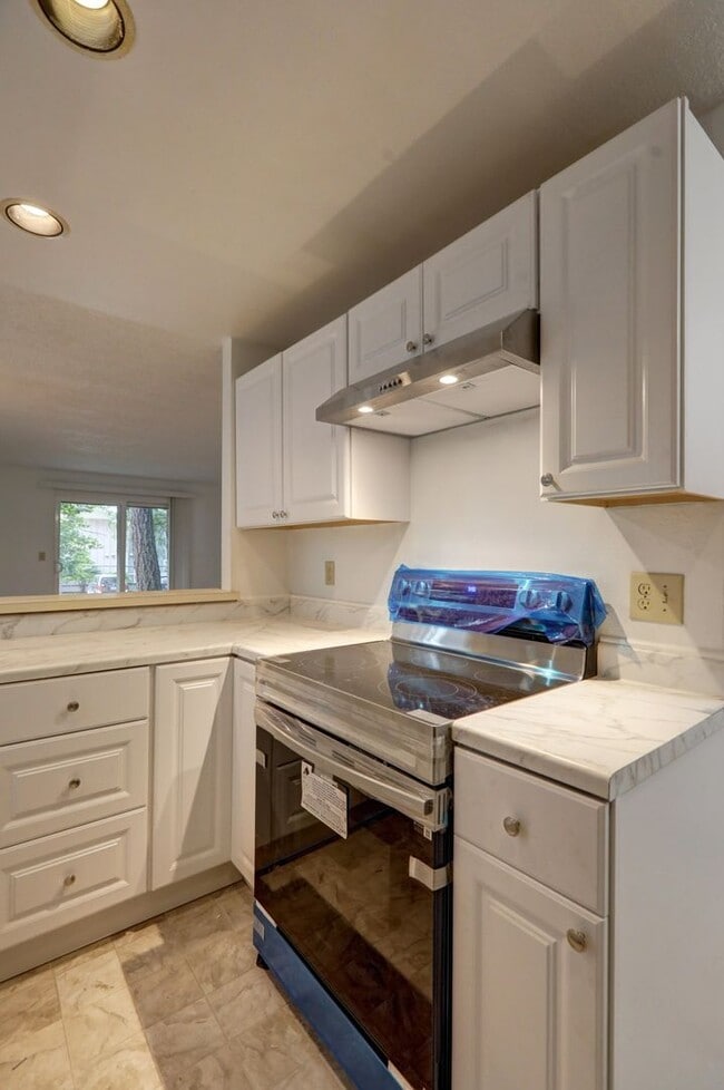 Building Photo - Updated 2 Bedroom Bellevue Condo is Available!