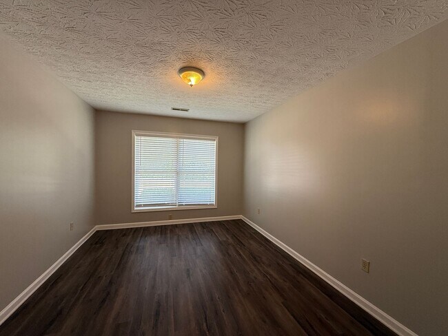 Building Photo - 3 Bedroom Available Now!