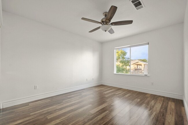 Building Photo - Welcome Home to Fall in Love with This Stu...