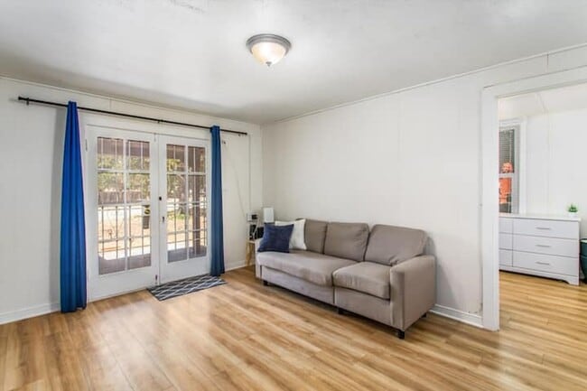Building Photo - Charming 1-bedroom backhouse in Mentone!