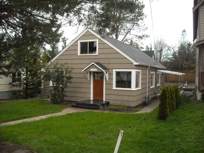 Building Photo - 7 Bed 2.5 Bath House - Near WWU