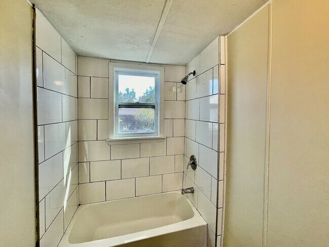 Building Photo - Recently Renovated 2 Bedroom / 2 bathroom ...