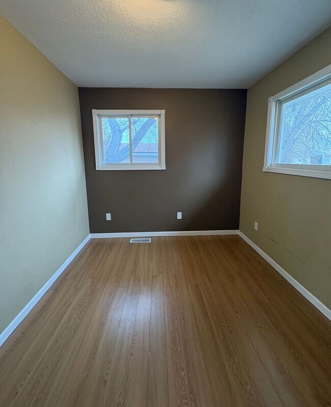 Building Photo - 812-812 5th Ave NW