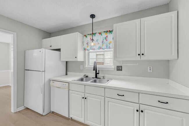 Building Photo - Charming 3BR/2.5BA Home with 2-Car Garage & Fenced Yard in Citadel Woods — West Ashley