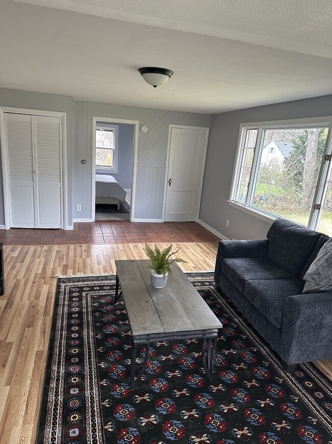 Building Photo - 476 Lakeview Terrace