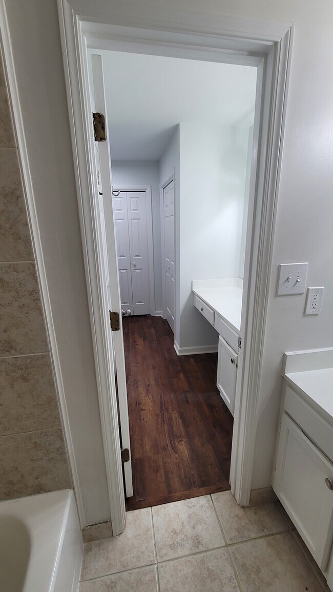 Building Photo - 2 bedroom 2 bath Condo in Lenox Heights, o...