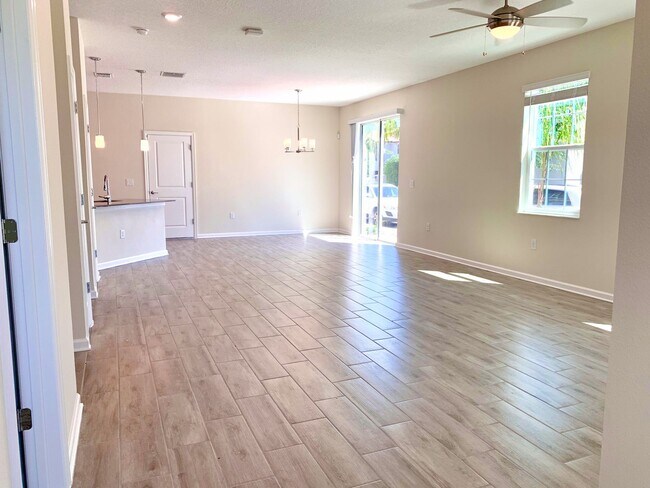 Building Photo - Incredible 5 Bedroom, 3 Bath Town home wit...