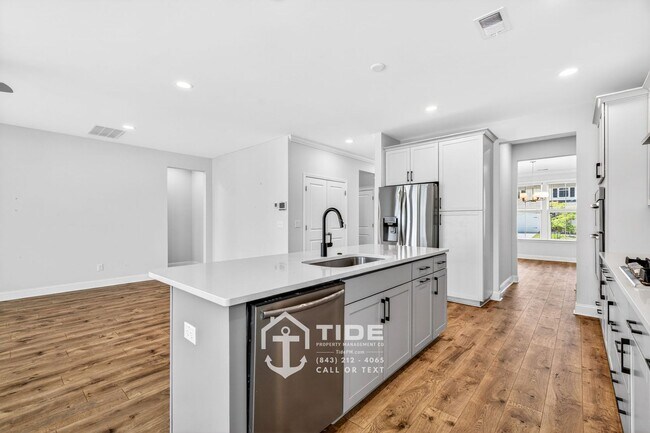 Building Photo - Comfort & Convenience in a Prime Location