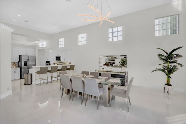 Building Photo - 6564 Somerset Cir