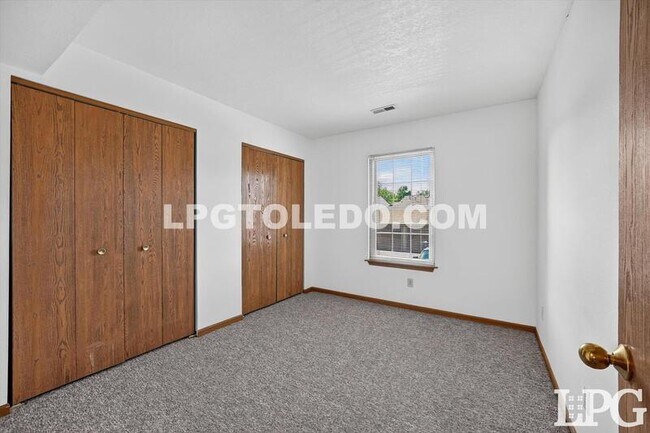 Building Photo - 811 Hilltop Ln