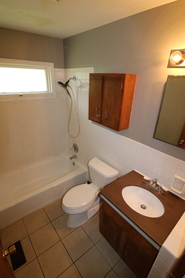 Building Photo - 1409 Thomas Dr