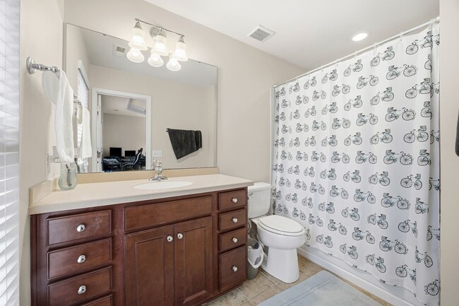 Building Photo - Extremely well-maintained 3-bedroom, 3.5 bath townhome in Baxter Village!