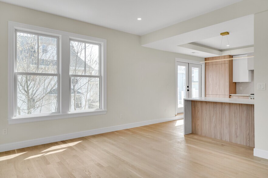 Building Photo - 77 Thorndike St