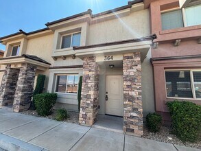 Building Photo - SPACIOUS TOWNHOME AVAILABLE FOR RENT