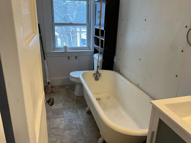 Building Photo - 29 River St