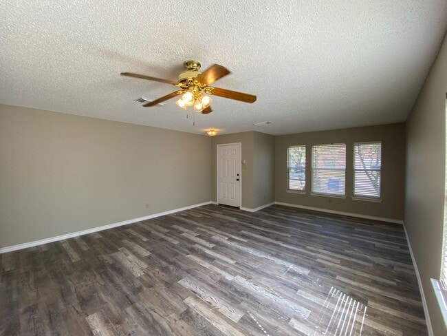 Building Photo - Beautiful 3/2 home in Hunters Mill!
