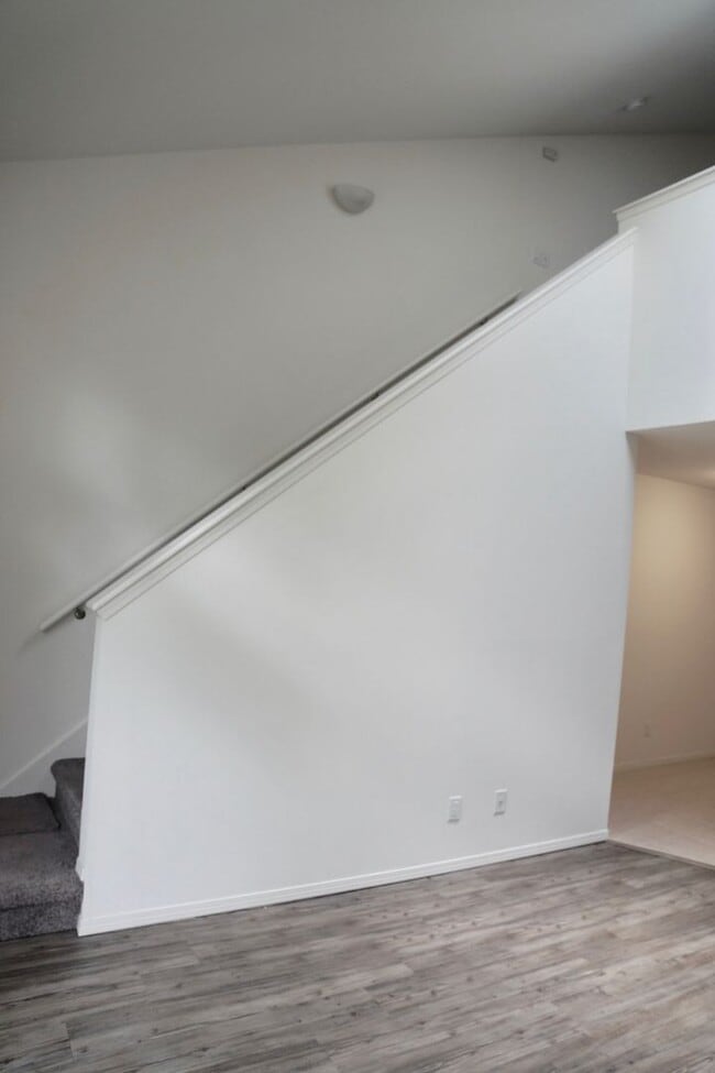 Building Photo - Great Arboretum location - lofted units - ...