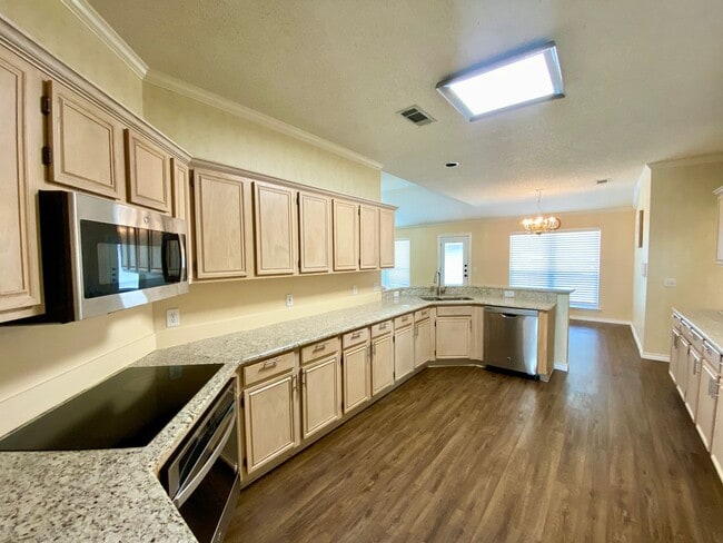 Building Photo - Introducing this inviting 3-bedroom, 2-bat...
