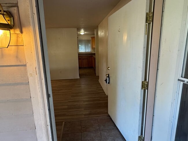 Building Photo - 2 bedroom