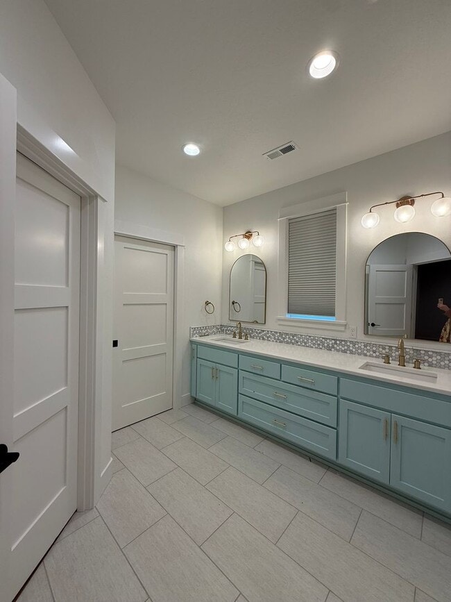 Building Photo - Elegant and Luxurious Cottage Grove Home