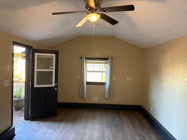 Building Photo - 3 bedroom/1 bath home with additional deta...