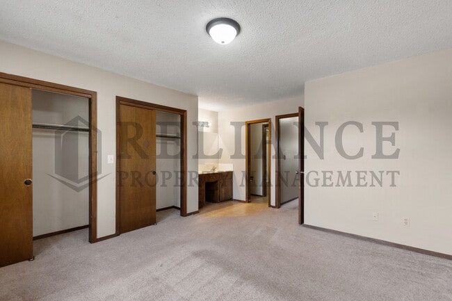 Building Photo - 2241 S White Oak Dr