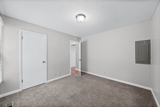 Building Photo - 541 Donna Dr