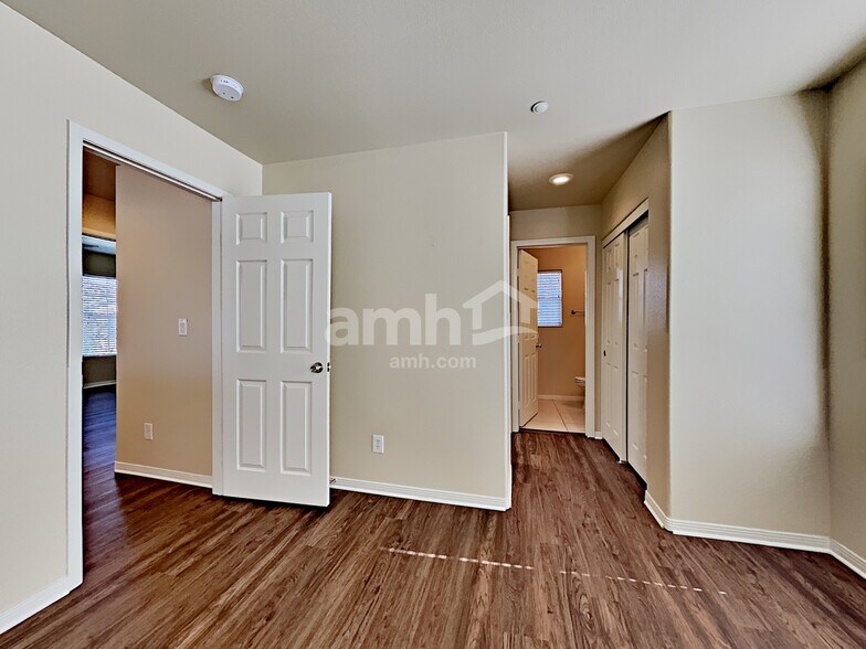 Building Photo - 1160 Paradise Safari Dr