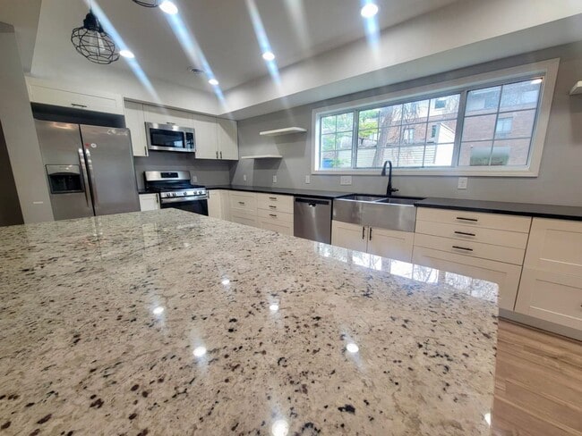 Building Photo - Bright, Modern, and Beautifully Updated 3 Bed + Loft, 2.5 Bath Home in the Heart of Hopkins, MN -...