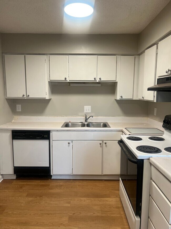 Building Photo - One Bedroom Unit First Close to South Park