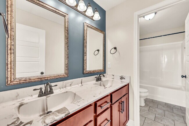 Building Photo - Close to Fort Campbell and MOVE IN READY!