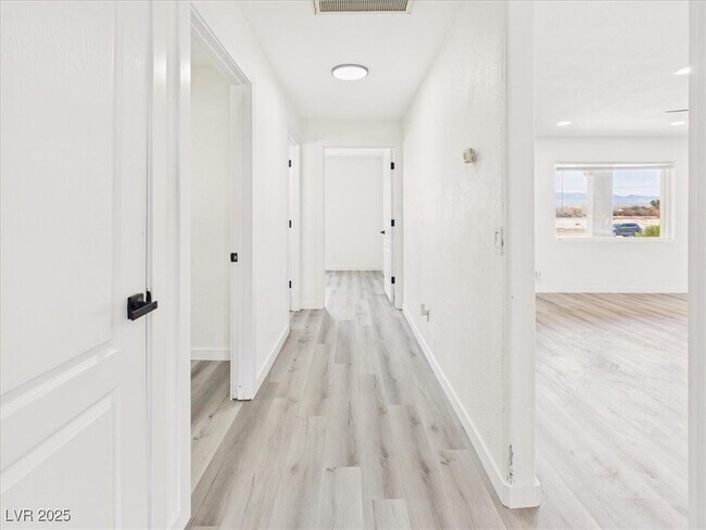 Building Photo - 5610 N Linda St