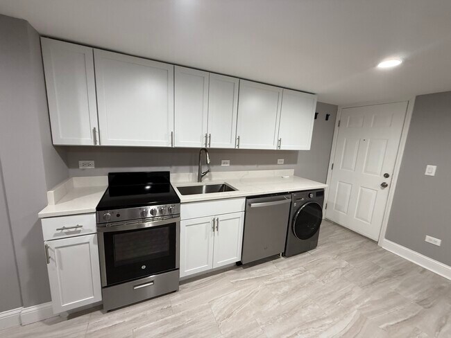 Building Photo - 6954 N Greenview Ave