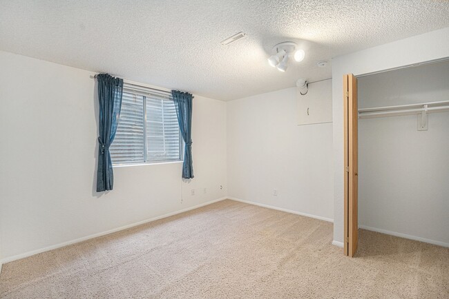 Building Photo - Welcome Home to Bristol Cove - Rare End-Unit Ranch Townhome in Centennial!