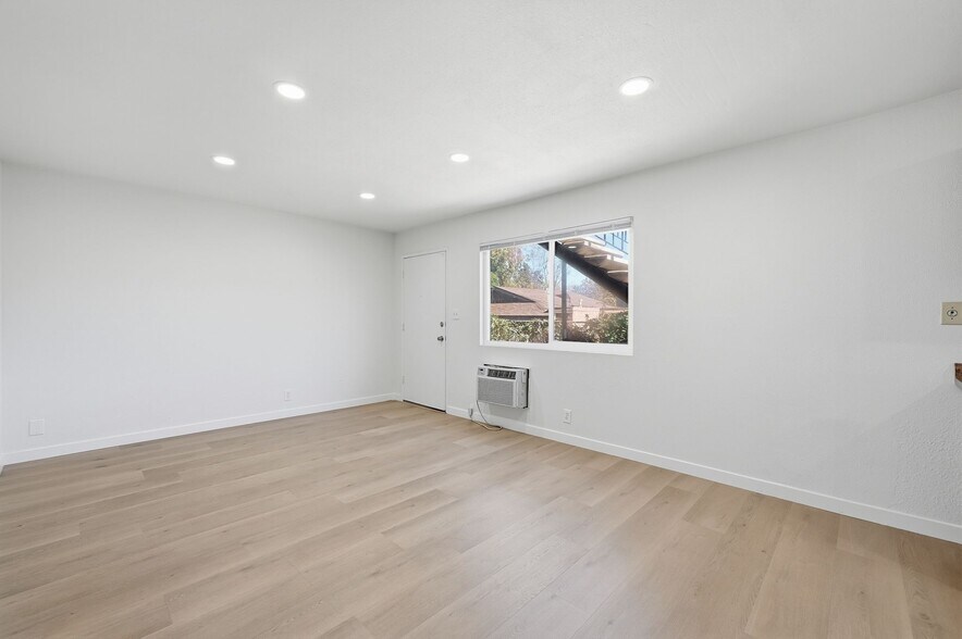 Building Photo - 12621 Lindo Ln