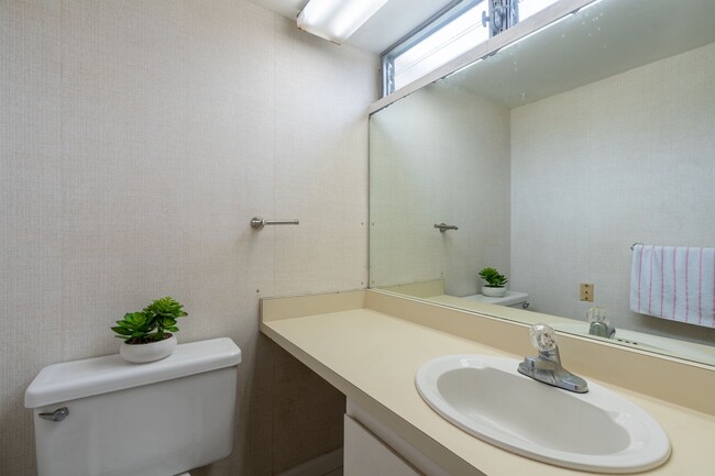 Building Photo - 2 bedroom / 1 1/2 bath / 2 parking condo i...