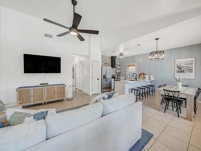 Building Photo - 6219 Poinciana Dr