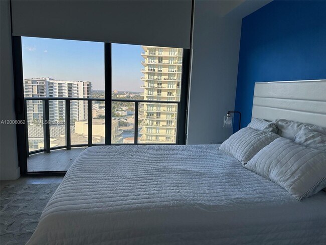 Building Photo - 121 NE 34th St