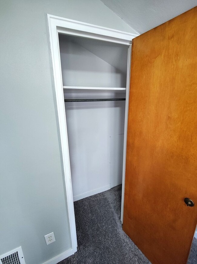 Building Photo - *Recently Updated 2BD/1BA Duplex Available in Carrick*