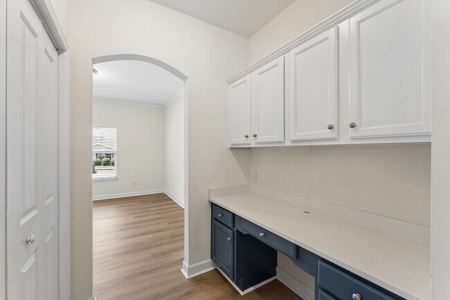 Building Photo - 553 Rosedale Ave