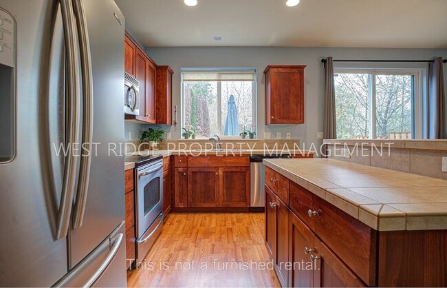 Building Photo - 3072 SE Kingswood Ave