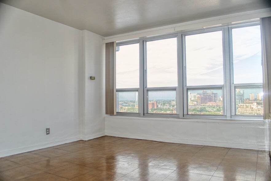 living room - 224 W Rittenhouse Square
