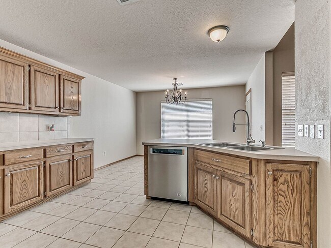 Building Photo - 4 Bed | 2 Bath | 2 Car Garage - Edmond Schools - North Hampton Addition