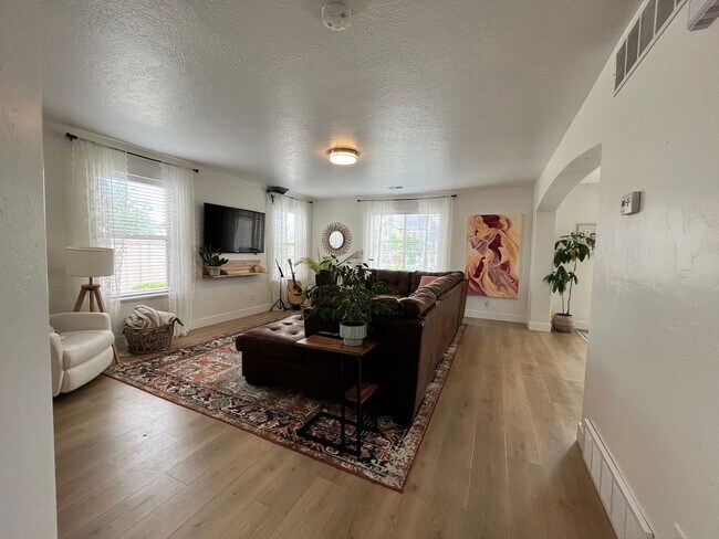 Building Photo - 2049 S Meadow Marsh Dr