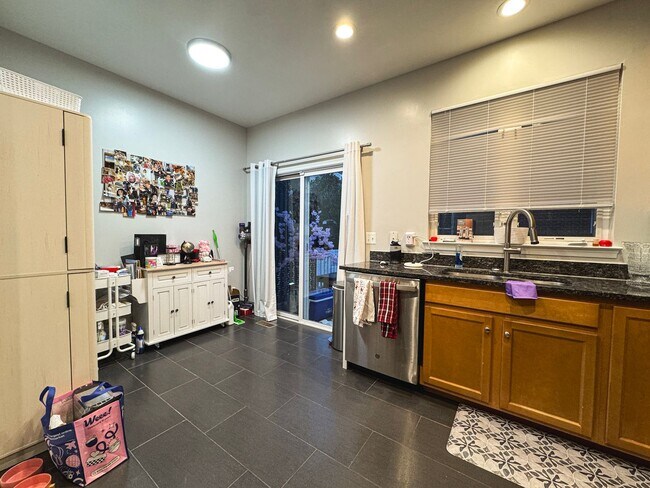 Building Photo - Beautiful 3 Bed 3.5 Bath Interior Townhome In Vibrant Brambleton Landbay