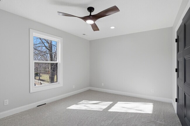 Building Photo - 4403 Glen Eagle Dr