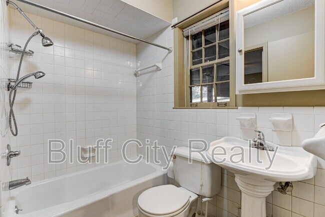 Building Photo - 654 Anderson St