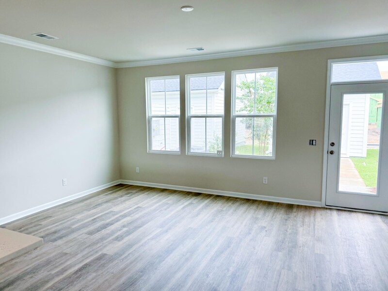 Building Photo - 760 Blueway Ave