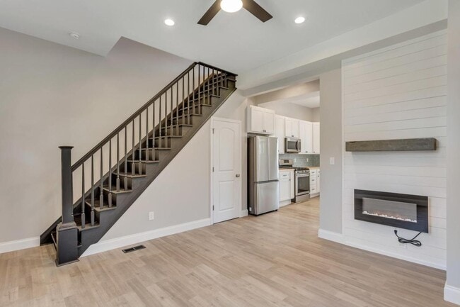 Building Photo - 5404 Nagel Ave