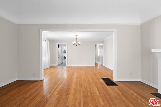 Building Photo - 830 N Orange Dr